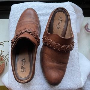 Euro Soft Ailey Brown Clogs sz 6